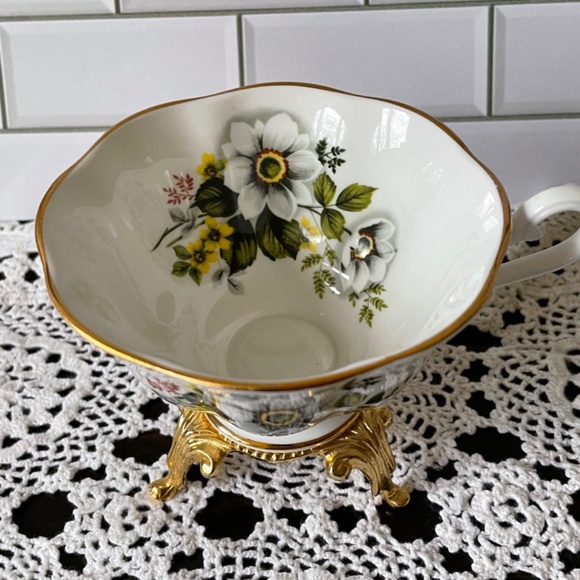 Royal Albert Tea Cup and Saucer White Dogwood Yellow Flower and green leave Bone - Picture 6 of 12